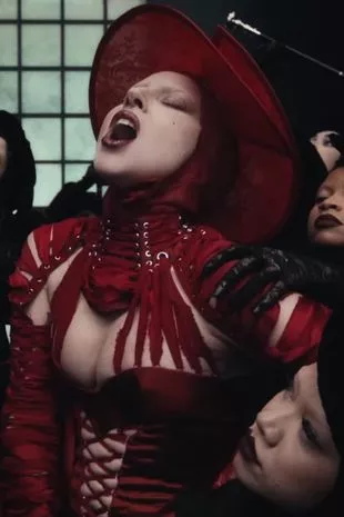 在获得超级碗的赞誉后，Lady Gaga透露了回归狂野形象的灵感