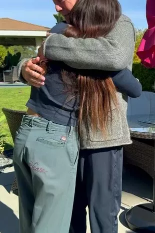 布鲁斯·威利斯在诊断出痴呆症后拥抱女儿，这是一段极为罕见的家庭视频