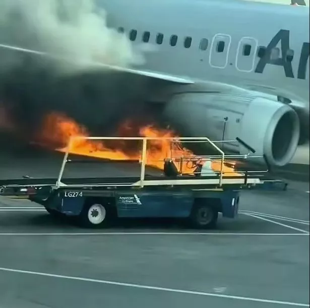 美国航空公司的一架飞机在丹佛机场起火,乘客逃离大火