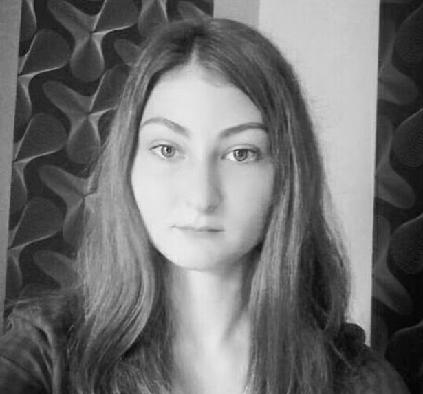 年轻的母亲被指控谋杀她的女婴，这是她第一次被拍到父亲也被指控