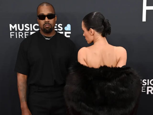 坎耶·韦斯特在2025年格莱美颁奖典礼上发布了一个令人惊讶的Yeezy广告，原因是比安卡·森索利的出丑