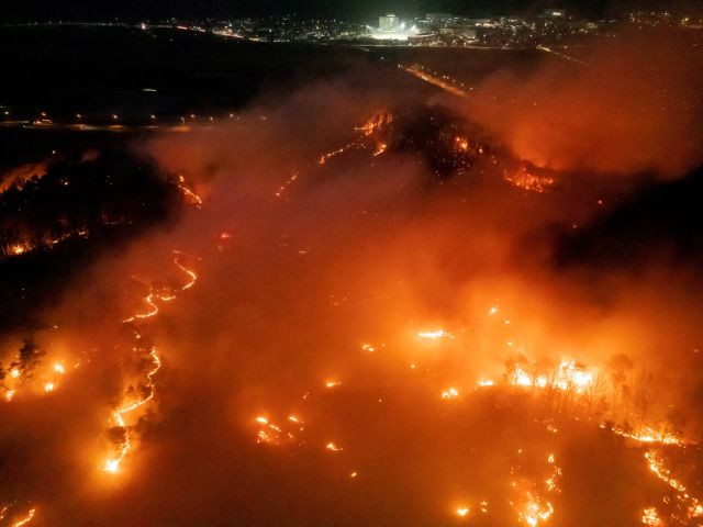 韩国致命的野火造成26人死亡，数千人流离失所