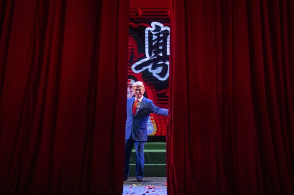 美联社图片：在粤剧的现代版中，特朗普用中文演唱，在香港赢得欢呼
