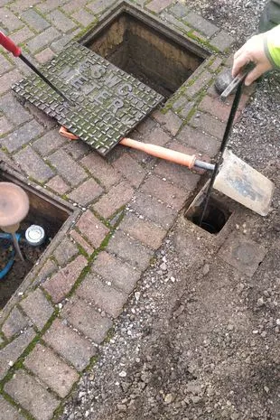 “水务公司不小心收了我们1.2万英镑的账单,还追了我们好几年。”