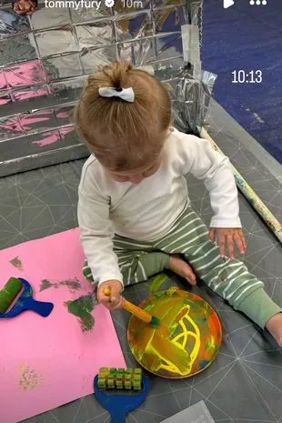 在小鹿斑比的视频中,莫莉·梅·黑格的粉丝发现了她秘密与汤米·弗瑞共度时光的线索