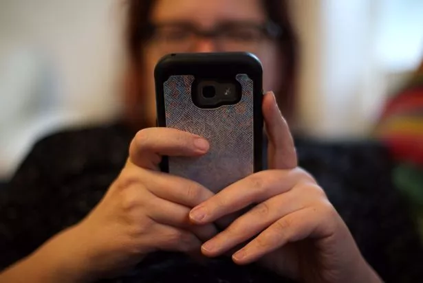 联邦调查局就“大规模和持续的”网络攻击向iPhone和Android用户发出可怕的警告
