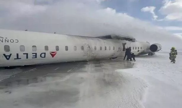 达美航空航班乘客在多伦多坠机后发出的恐慌信息