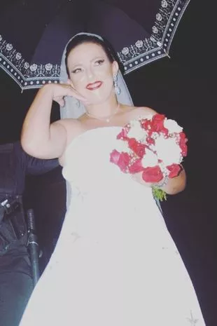 与布娃娃结婚的女子宣布怀“第四个孩子”